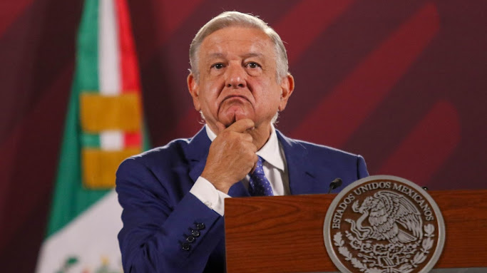Reforma Judicial en México: AMLO y Poder Judicial en un choque de intereses Imagen abstracta con colores vibrantes y formas.