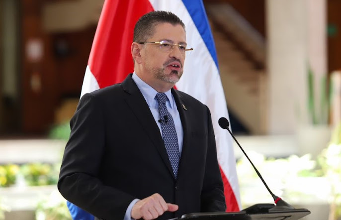 Rodrigo Chaves desiste de legalizar la marihuana recreativa en Costa Rica Rodrigo Chaves en un evento público.