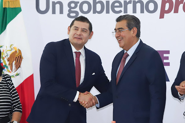 Alejandro Armenta y Sergio Salomón en evento.