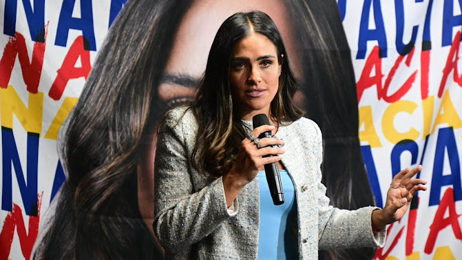 Alessandra Rojo de la Vega responde a Caty Monreal: “La candidata derrotada miente” Alessandra Rojo de la Vega sonriente en evento.