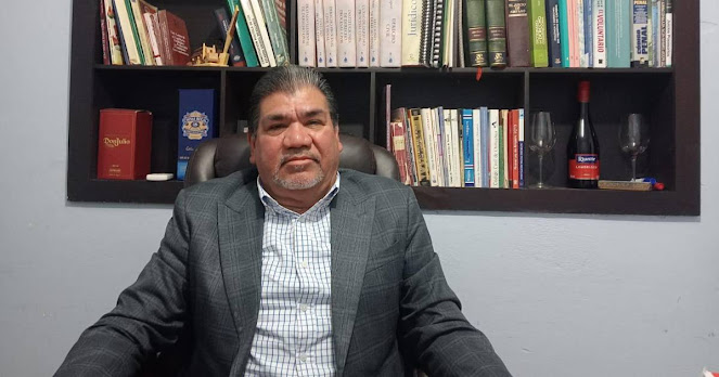 Abogados exigen cese de policías agresores en Mazatlán: Alcalde instado a actuar, Julio Alvarado, Vicepresidente de la Alianza Mexicana de Abogados Abogado en oficina revisando documentos legales.