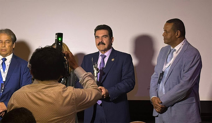 Manfred Reyes Villa de Cochabamba, recibe el premio al Mejor Alcalde de Latinoamérica en Nueva York Reyes Villa recibe galardón en Nueva York.