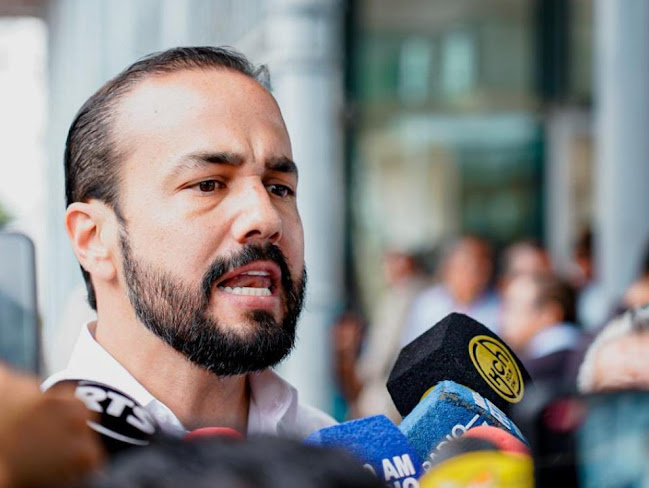 Luis Chonillo, Alcalde de Durán, abandona Ecuador mientras investigan corrupción en su administración Imagen abstracta con colores vibrantes y formas.