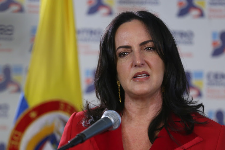 Senadora María Fernanda Cabal declara su intención de postularse a la presidencia de Colombia Imagen abstracta con colores vibrantes y formas.