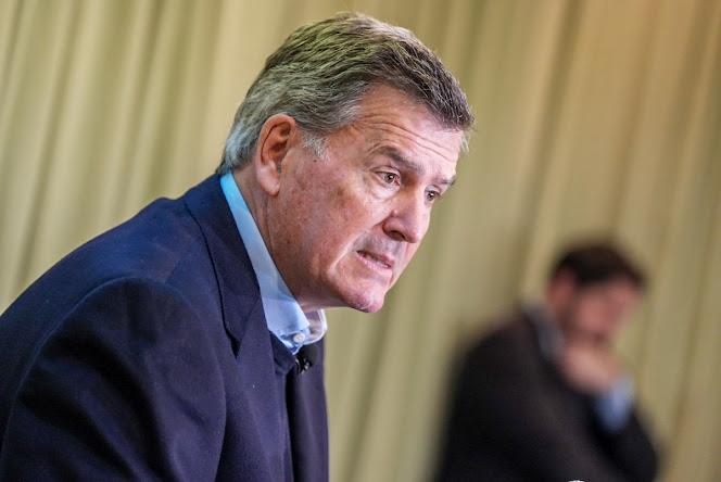 Borda decorativa en un fondo neutro.