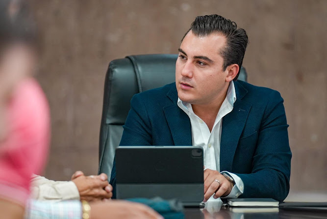Alcalde electo de García, Manuel Guerra Cavazos, activa servicio de taxis gratis para apoyar a ciudadanos varados por las lluvias Persona sonriendo en un evento social.