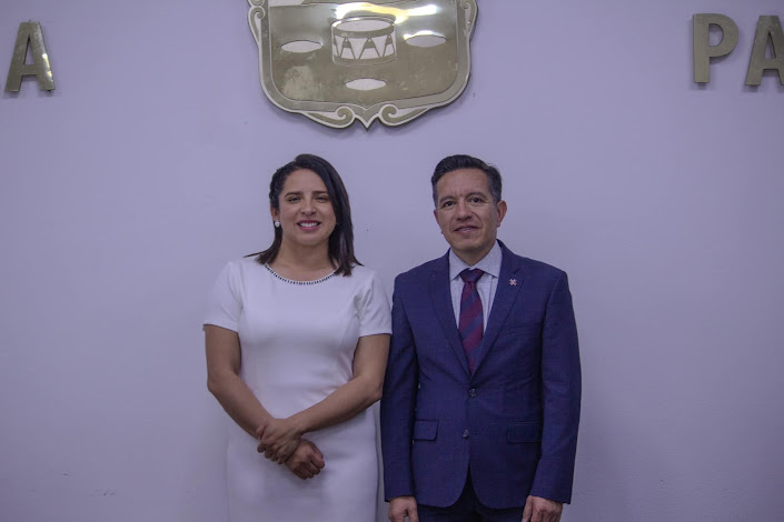 Imagen de un evento con público y ponentes.