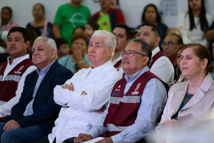 Imagen de un evento con asistentes y decoración.