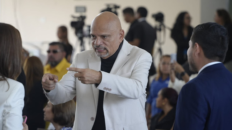 Diputado Cedeño considera inconstitucional el proyecto de ley anticorrupción en Panamá Imagen abstracta con tonos oscuros y luces.