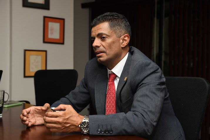Fiscal General de Costa Rica, Carlo Díaz, acusa al Presidente Chaves de interferir en la investigación del caso Gandoca-Manzanillo Imagen abstracta con colores vibrantes y formas.