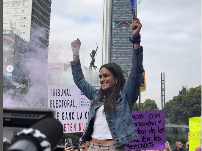 Alessandra como alcaldesa en evento oficial.