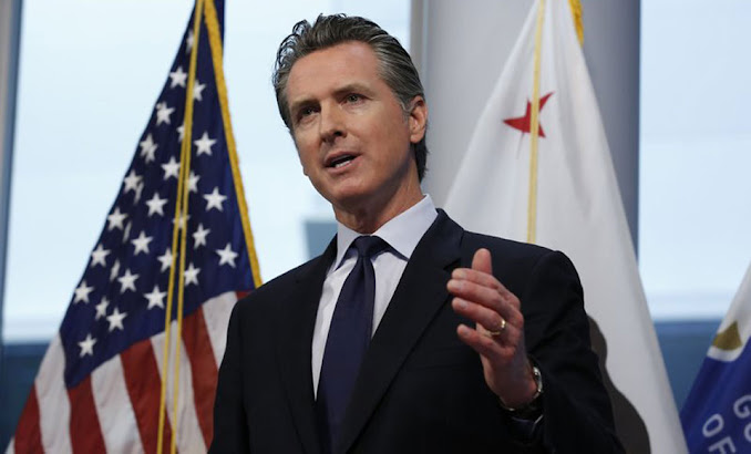 Gobernador de California, Gavin Newsom, aprueba ley para salvaguardar a los menores en redes sociales Gavin Newsom en evento público.
