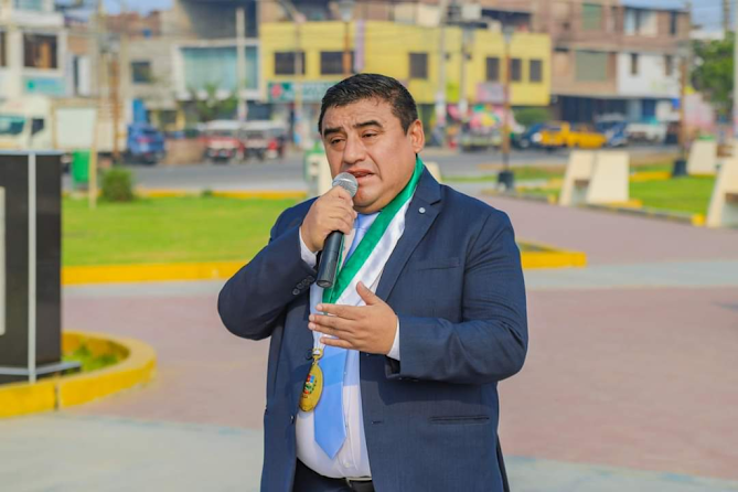 Imagen de paisaje natural con montañas y cielo.