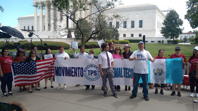 Persona sonriendo en un evento social.