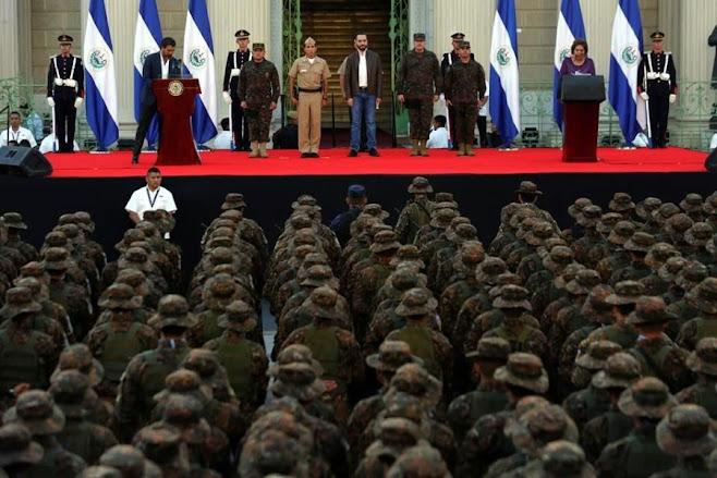 Imagen de un paisaje natural con montañas.