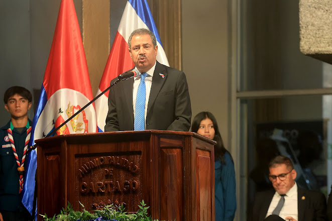 Mario Redondo, Alcalde de Cartago, pide al Incofer apoyo ante crisis de movilidad Imagen abstracta con colores vibrantes y formas.