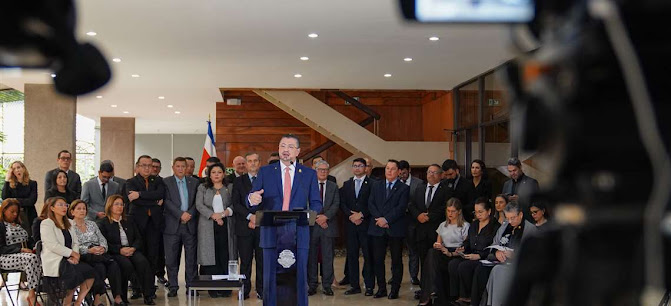 Presidente Rodrigo Chaves enfrenta denuncia por instigación pública y obstaculización a la autoridad Discurso de Rodrigo Chaves en evento público.