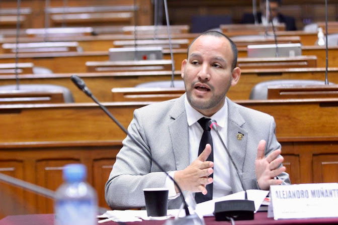 Congreso peruano propone aumentar el financiamiento privado a partidos políticos con donaciones de hasta 1 millón de soles anuales Reunión de la comisión de constitución en México.