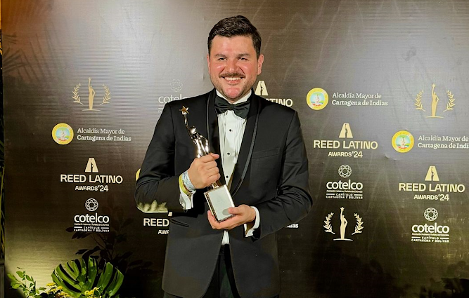 Reconocimiento a la estrategia política de Efraín Hernández en los Reed Latino Awards 2024 Captura de pantalla del sitio web Sufragio.