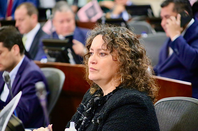 Congresista Angélica Lozano cuestiona al Gobierno Petro por dejar vencer miles de vacunas contra la viruela del mono Captura de pantalla del sitio web sufragio.org