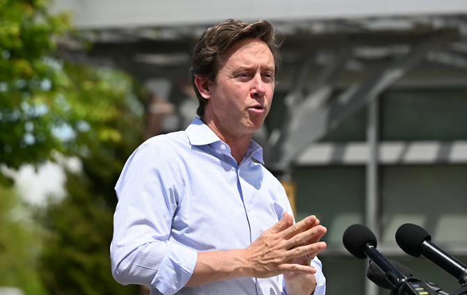 Mike Johnston, alcalde de Denver, rechaza deportaciones de Trump y defiende a los migrantes Captura de pantalla del sitio web Sufragio.