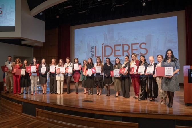 Del Women Economic Forum a la Cumbre Mundial de Comunicación Política: mujeres redefinen el liderazgo empresarial Reunión de líderes en un evento.