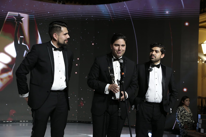 Imagen de un paisaje natural con montañas.