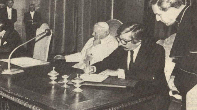 Dante Caputo firma tratado de amistad con Chile.