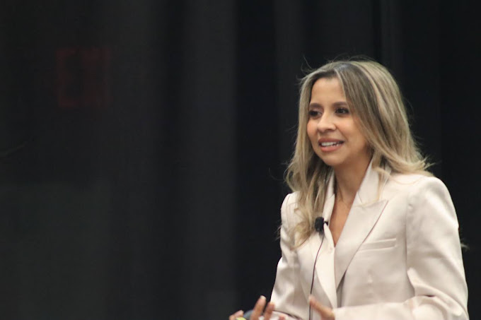 Majo Torres revela el poder de las campañas no convencionales en la Cumbre Mundial de Comunicación Política en Miami 2024 Persona sonriendo en un entorno natural.