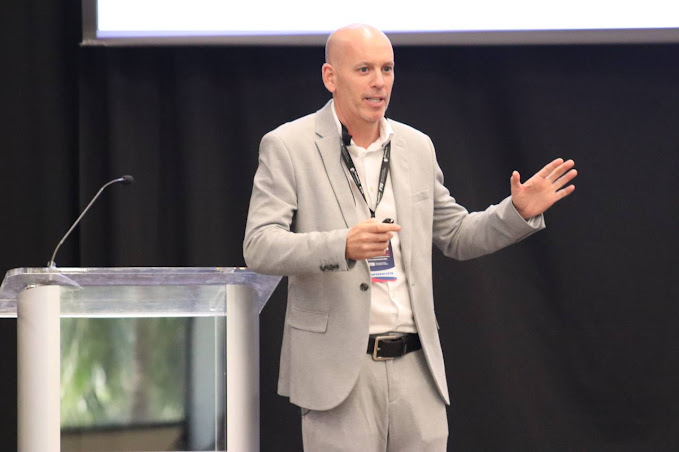Gabriel Slavinsky comparte estrategias de comunicación para líderes en la Cumbre Mundial de Comunicación Política 2024 Foto de paisaje natural con vegetación exuberante.
