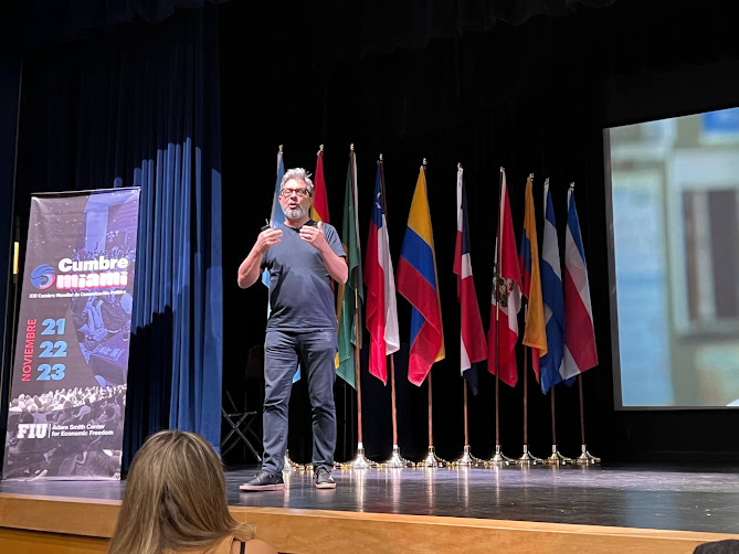 Jorge Imhof revela el poder del rechazo en las decisiones electorales en la Cumbre Mundial de Comunicación Política Paisaje natural al atardecer con colores cálidos.