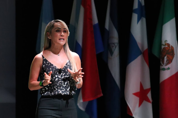 La pareja en la comunicación política: Vania de Dios revela su impacto en las campañas electorales en la Cumbre Mundial de Comunicación Política Paisaje natural al atardecer.