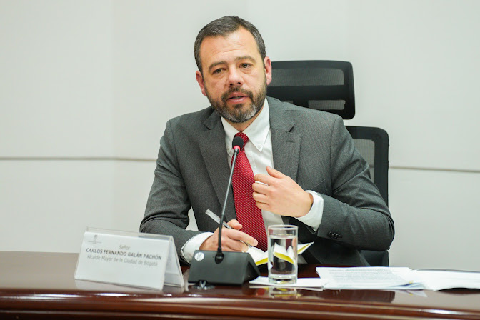 Carlos Fernando Galán refuerza políticas sociales en Bogotá y lanza críticas al Gobierno Petro