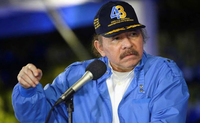 Ortega impone prohibición total de drones en Nicaragua Imagen abstracta con colores vibrantes y formas.