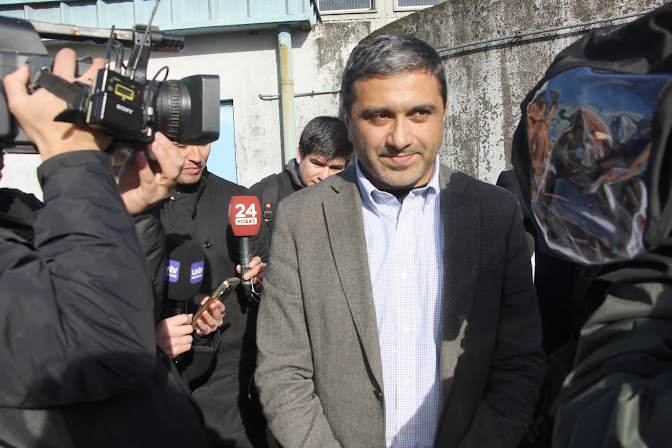 Chile: Javier Jaramillo asume como alcalde de Victoria bajo arresto domiciliario por graves acusaciones Alcalde en evento público.