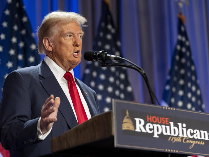 Trump insiste en subir aranceles a México y Canadá: ‘Nos están costando caro’ Imagen de un evento político en México.