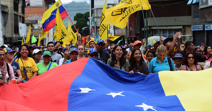 Oposición venezolana inicia protestas globales en víspera de la asunción presidencial Imagen abstracta con colores vibrantes y formas.