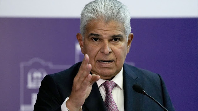 Mulino reafirma soberanía panameña ante visita de Marco Rubio Mujer con pancarta en manifestación por derechos.