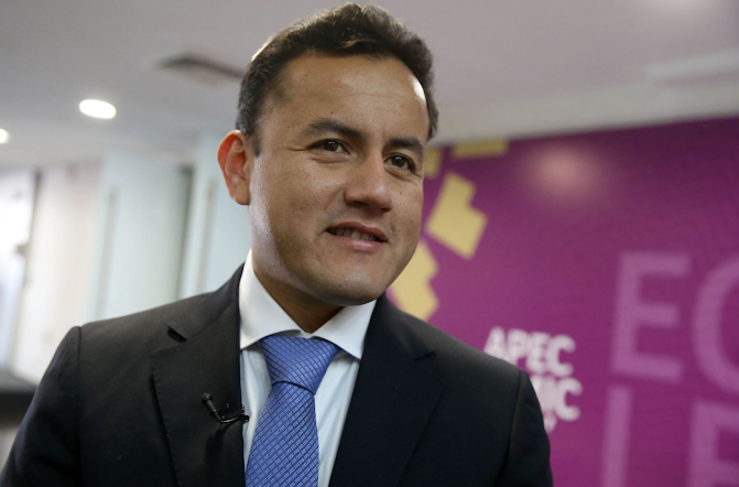 Richard Acuña en un entorno profesional.