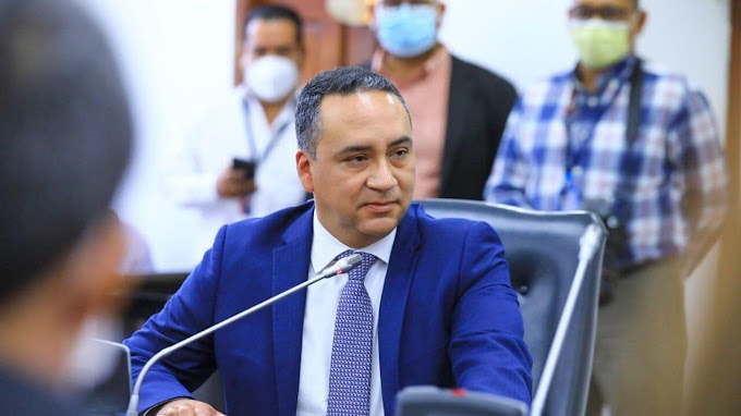 Fiscal General apoya reformas al Código Penal para fortalecer la lucha contra la corrupción en El Salvador Retrato de Rodolfo en fondo neutro.