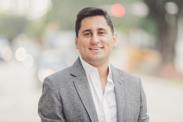 Ecuador ante un dilema: ¿El nuevo Ecuador con Noboa o el regreso del correísmo? El país votó, pero la incertidumbre persiste Imagen de un evento con participantes y decoraciones.