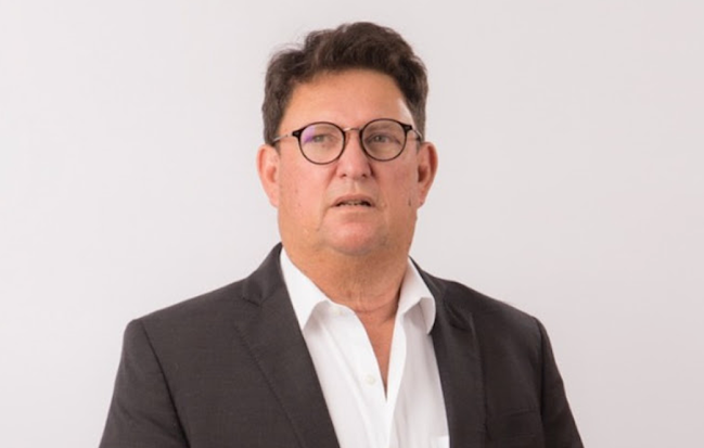El Triunfo Digital de Die Linke en Alemania: Una Lección para la Estrategia Política Moderna Retrato de Elliot Coen.