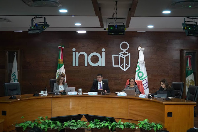 Secretaría Anticorrupción decidirá el futuro laboral de 750 empleados del INAI Imagen abstracta con colores vibrantes y formas.
