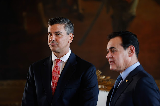 Santiago Peña ordena masiva rotación de diplomáticos en embajadas y consulados Imagen abstracta con colores vibrantes y formas.