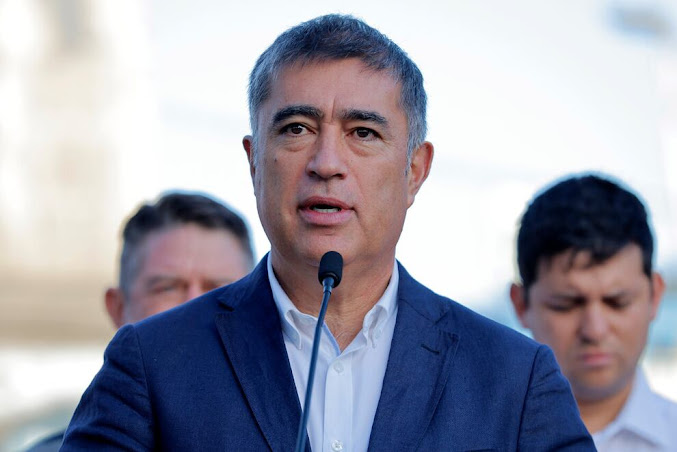 Chile: Alcalde Mario Desbordes promete duplicar la cantidad de guardias municipales en Santiago para mejorar la seguridad Imagen abstracta con colores vibrantes y formas.