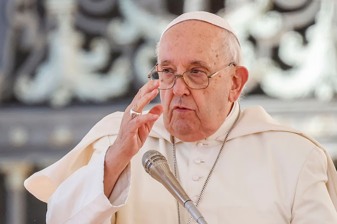 Fallece el Papa Francisco, el primer latinoamericano en liderar la Iglesia católica Imagen abstracta con tonos oscuros y formas fluidas.