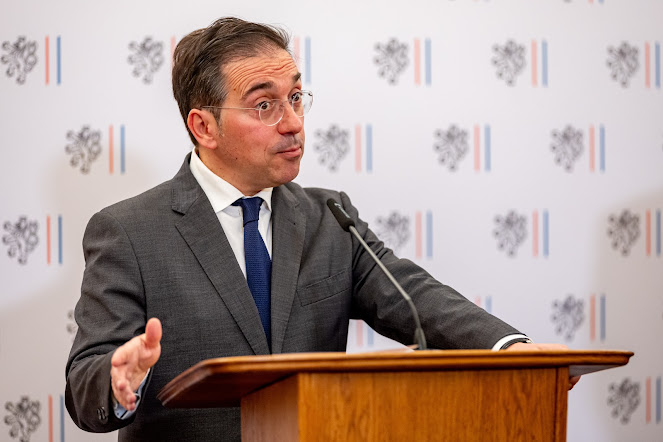 España propone un enfoque ético para la Inteligencia Artificial en la ONU Imagen abstracta con colores vibrantes y formas.