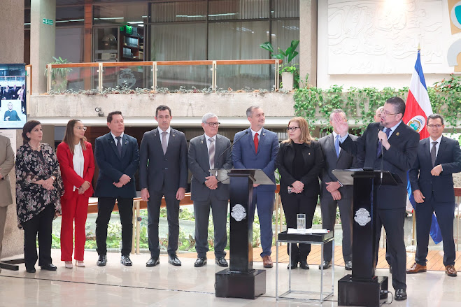 Costa Rica: Gobierno refuerza alianza con alcaldes y sector privado para impulsar jornadas 4×3 Reunión de Chaves con diversos sectores.