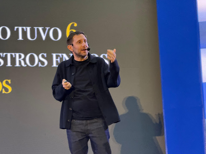 La conexión digital en la política: Julián Kanarek expone sus estrategias en la Cumbre de Comunicación Política de Punta Cana Imagen abstracta con colores vibrantes y formas.