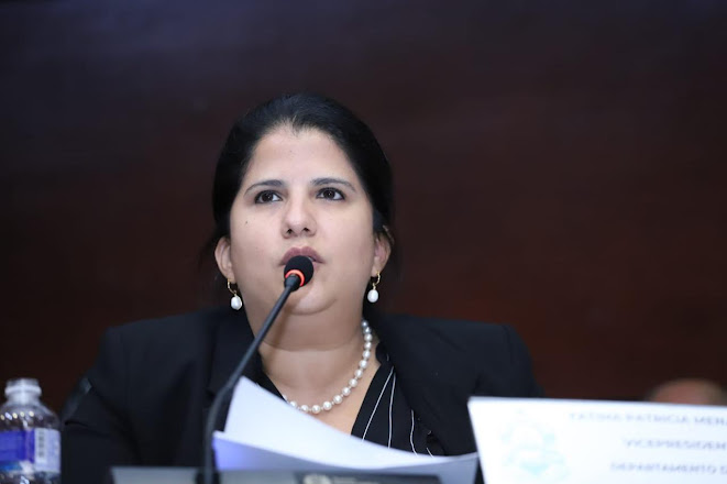 Persona sonriendo en un evento social.